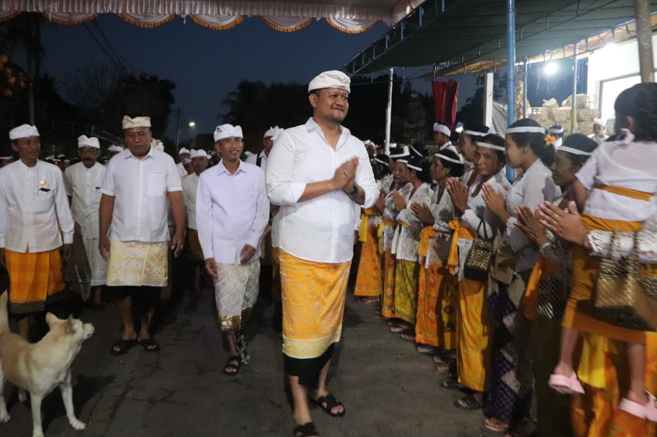 Wabup Badung Bagus Alit Sucipta saat menghadiri Puncak Karya Piodalan di Pura Melanting, Banjar Dlodpasar, Desa Taman, Kecamatan Abiansemal, Rabu (18/6/2025). (Foto: Istimewa)