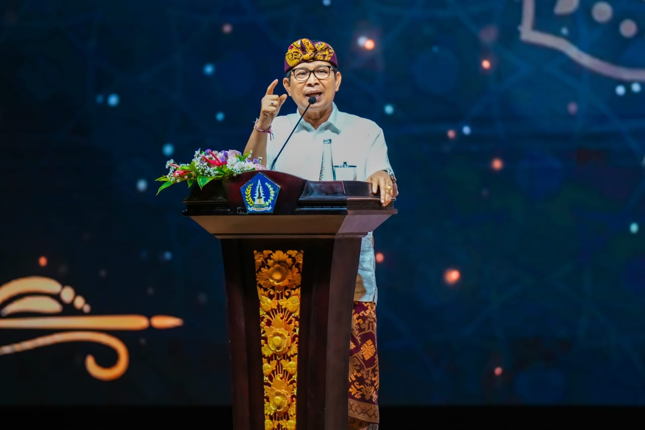 Bupati Badung I Wayan Adi Arnawa memberikan pengarahan terkait pendataan potensi pajak daerah berbasis data perizinan berusaha, Kamis (19/6/2025). (Foto: Istimewa)