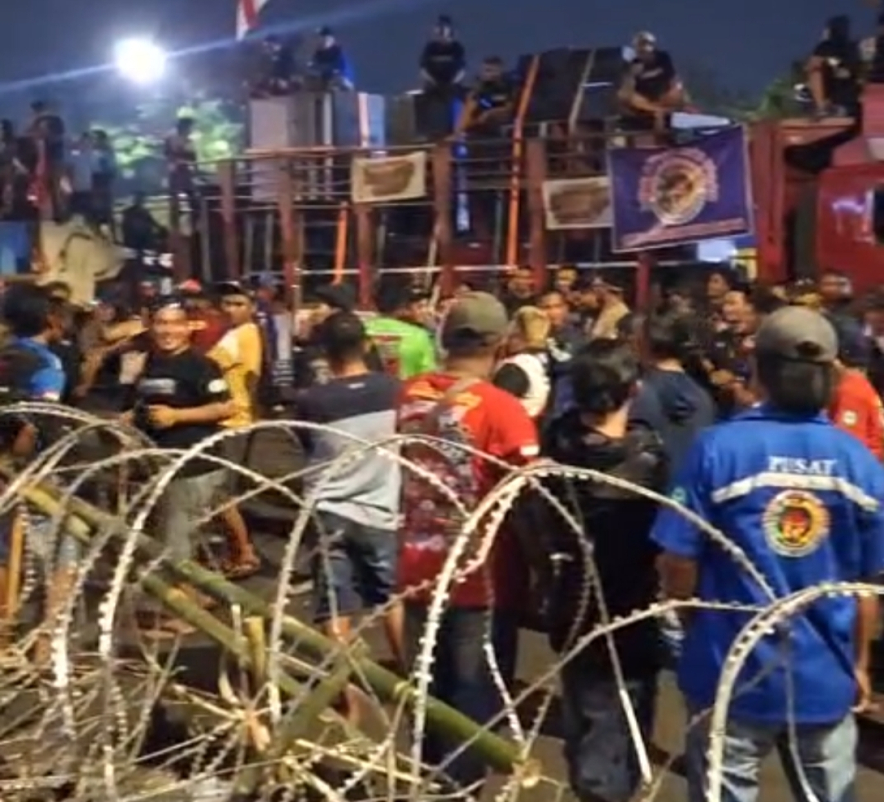 Gelegar Sound Horeg Iringi Joget Sopir Truk Demo ODOL Blokade Jalan Pahlawan Surabaya