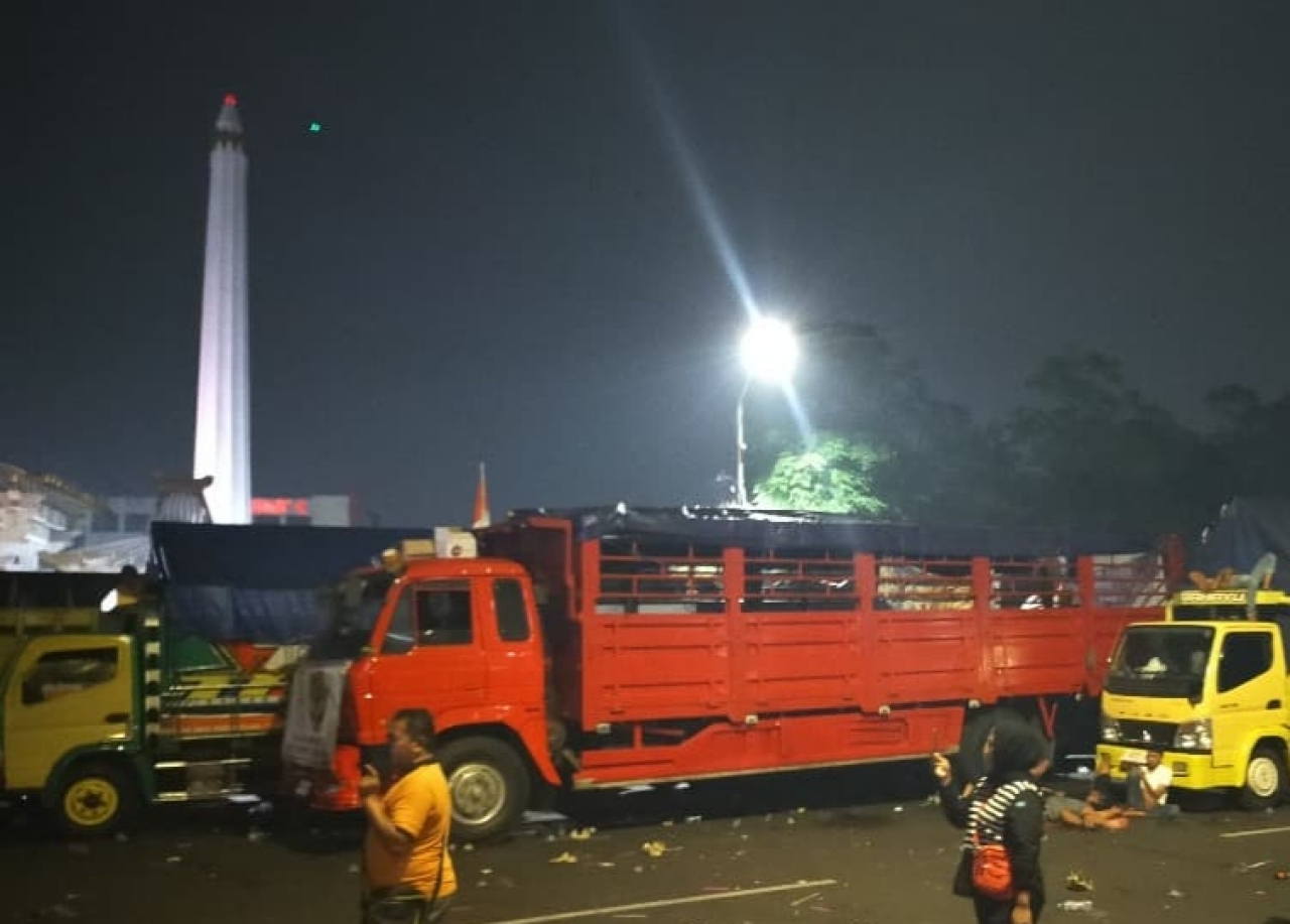 Sopir Truk Demo ODOL Bubarkan Diri di Tugu Pahlawan Surabaya Jumat Dini Hari