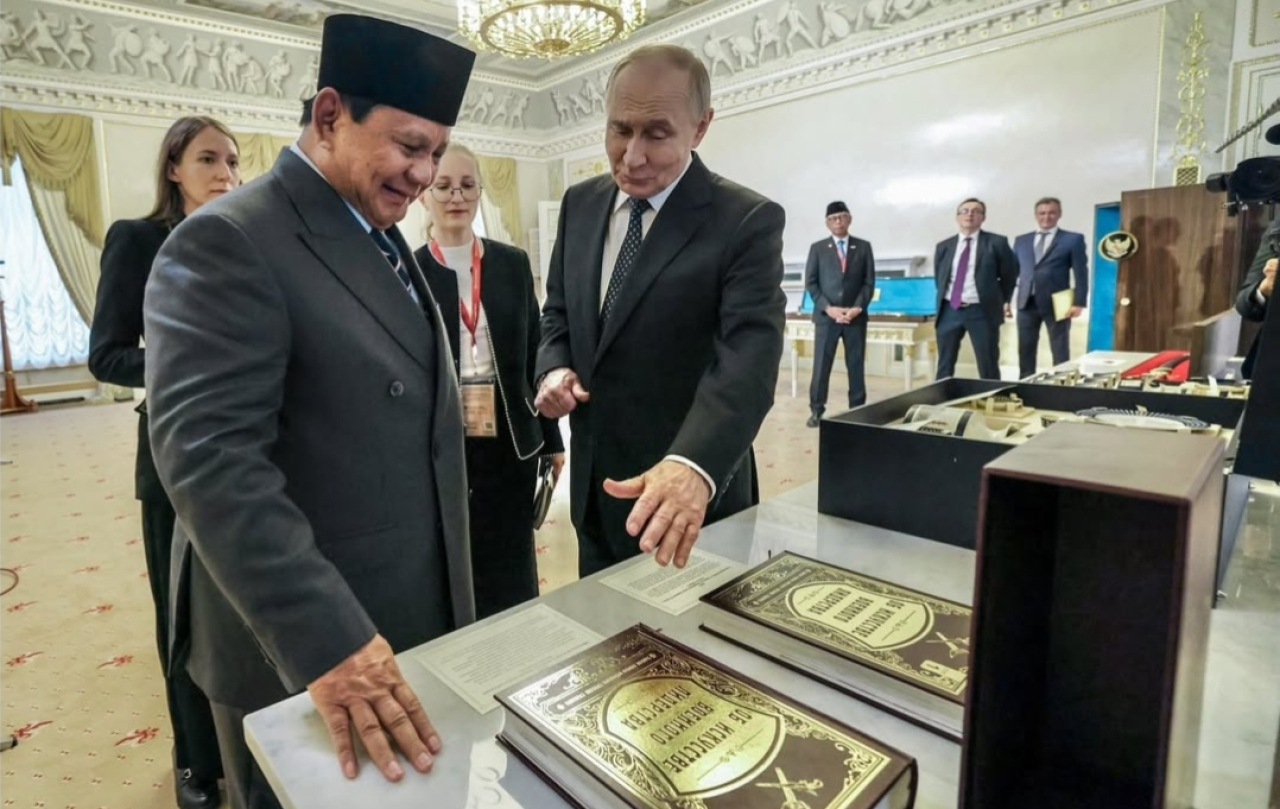 Presiden Prabowo dan Putin Tukar Cendera Mata: Patung Garuda sampai Pedang Perwira