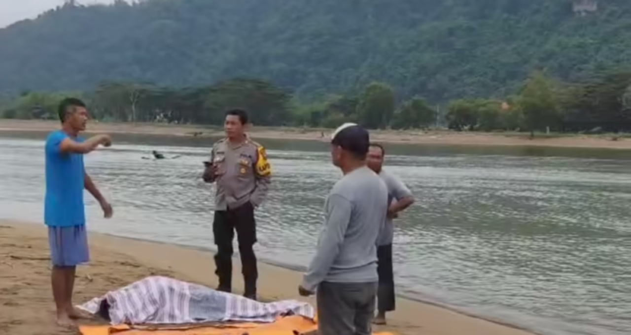 Sekeluarga Terseret Ombak Pancer Door Pacitan, 1 Tewas, 3 Anak Belum Ditemukan