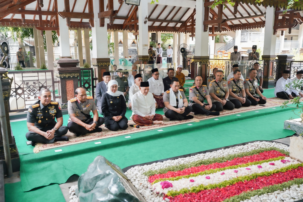 Gubernur Khofifah Dampingi Kapolri Ziarah Makam Gus Dur: Teladan Perkuat Toleransi Bagi Persatuan Bangsa dan Negara