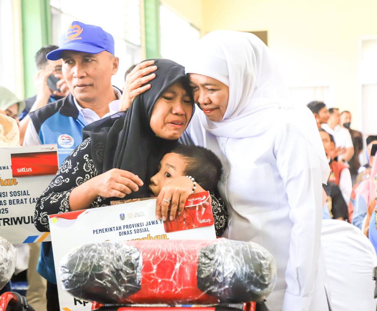 Salurkan Bantuan dan Zakat Produktif Rp5,69 Miliar di Jombang, Gubernur Khofifah Komitmen Tingkatkan Kesejahteraan Warga