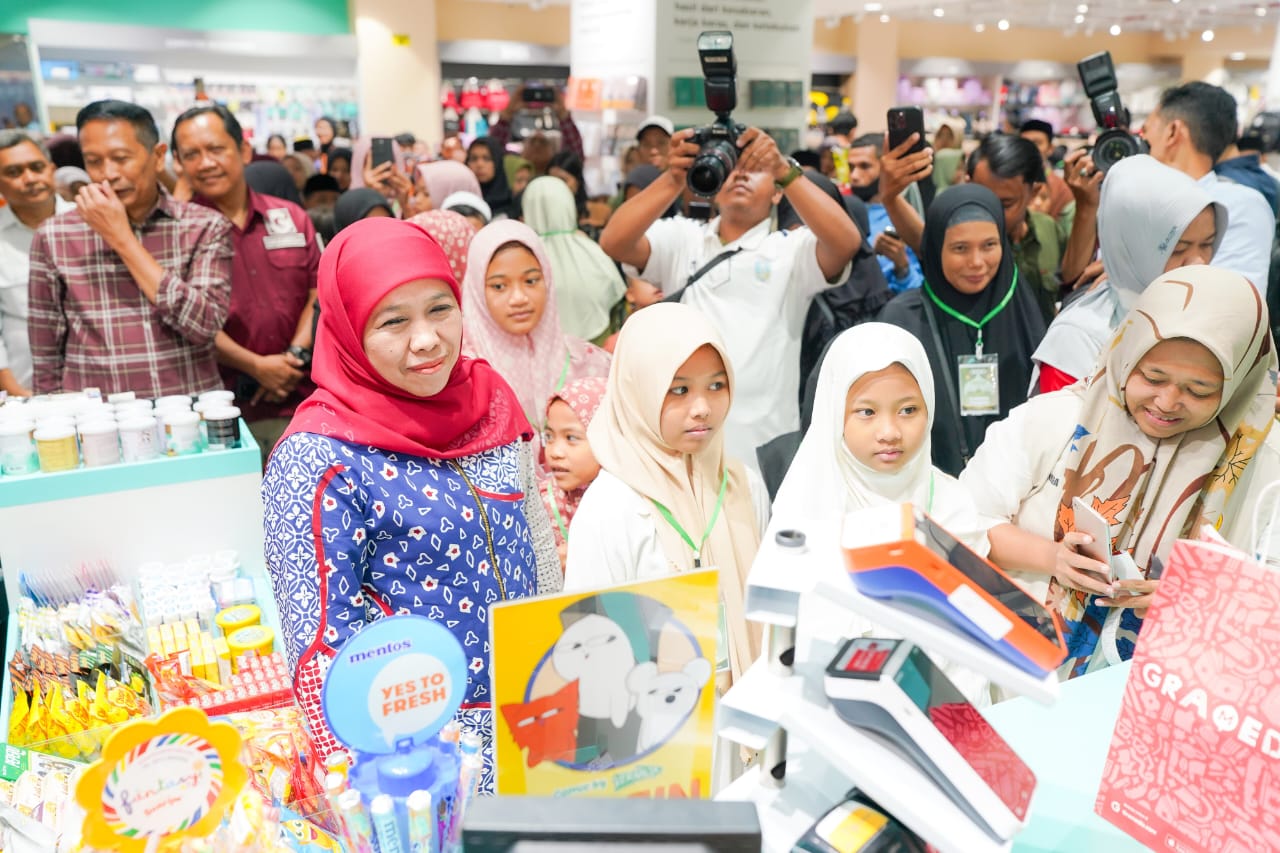 Kemuliaan Bulan Muharram, Gubernur Khofifah Ajak 100 Anak Yatim dan Difabel di Kota Malang Belanja Kebutuhan Sekolah