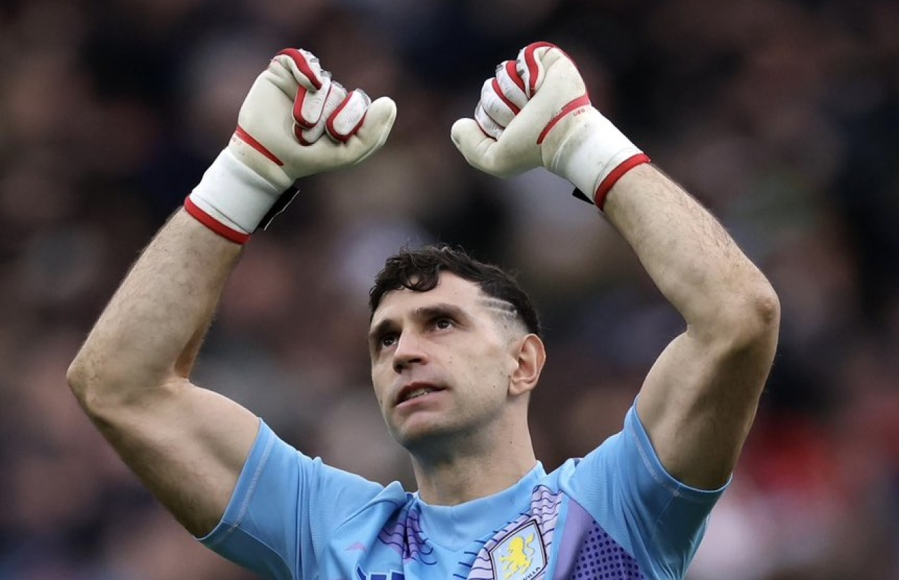 Emiliano Martinez Tertarik Gabung Manchester United, Onana Buka Peluang Hengkang