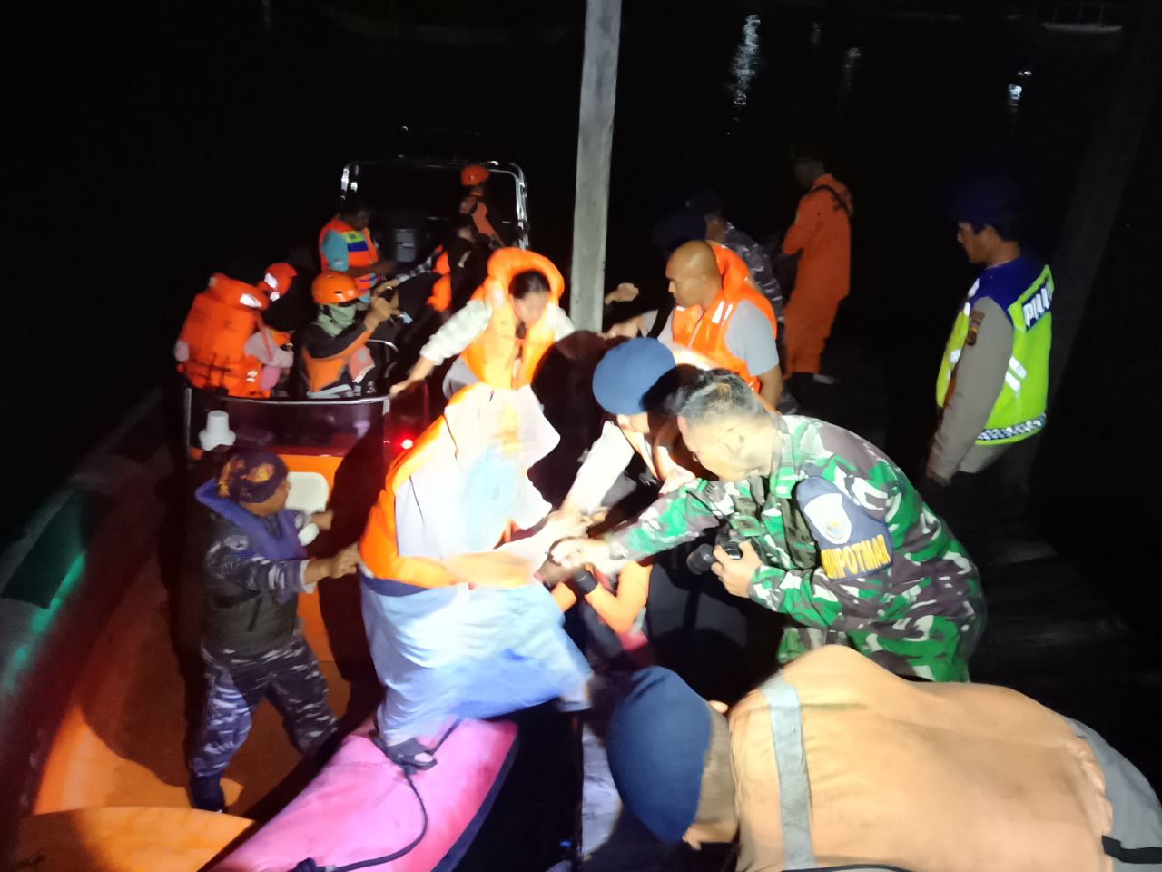 Tim SAR Gabungan Berhasil Evakuasi KMP Agung 9 Kandas di Gilimanuk