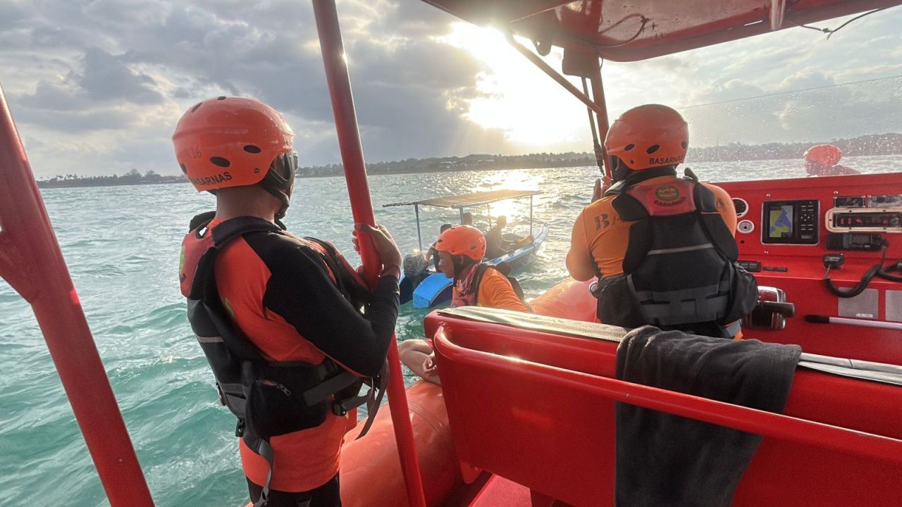 Longboat Mati Mesin, Tim SAR Evakuasi 4 Orang di Perairan Masceti