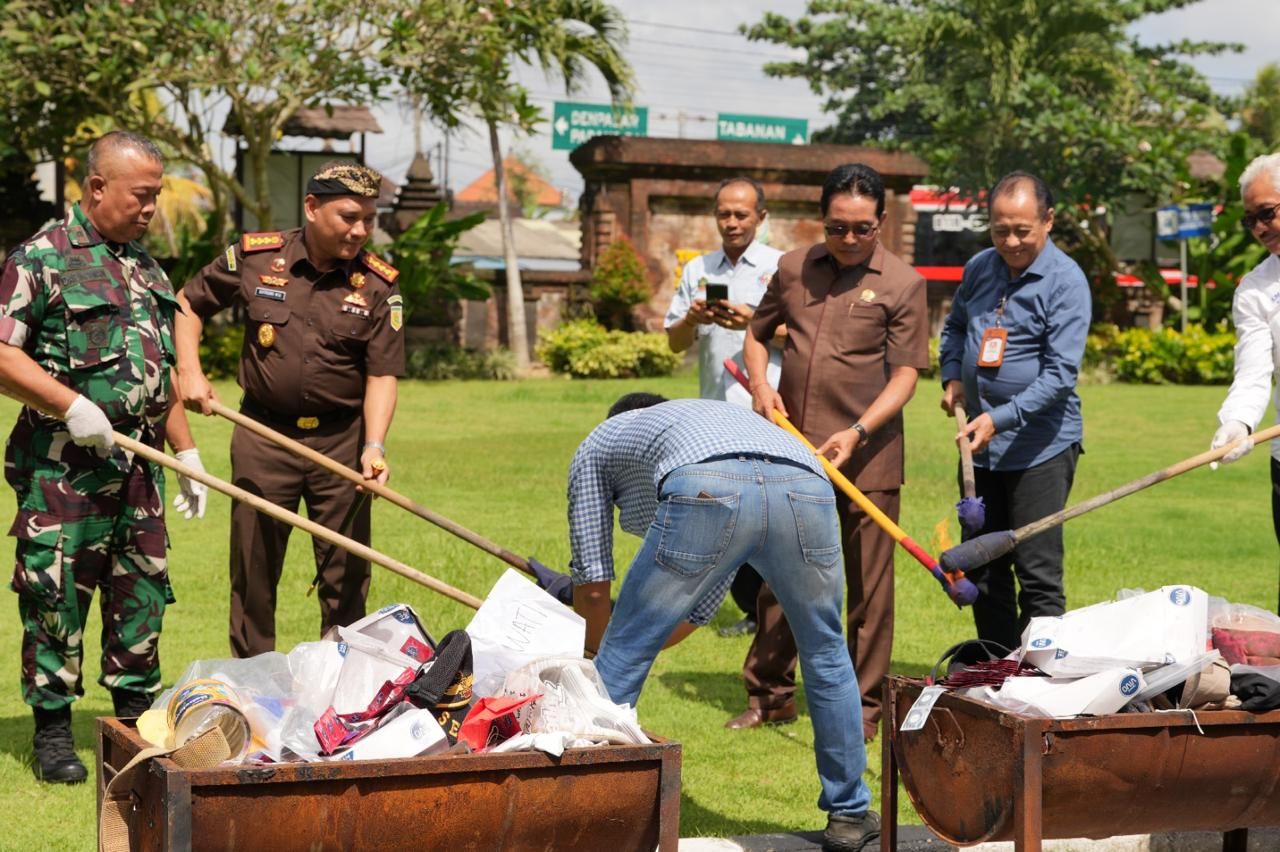 199 Perkara Tuntas, Kejari Badung Musnahkan Barang Bukti dan MoU dengan Universitas Udayana