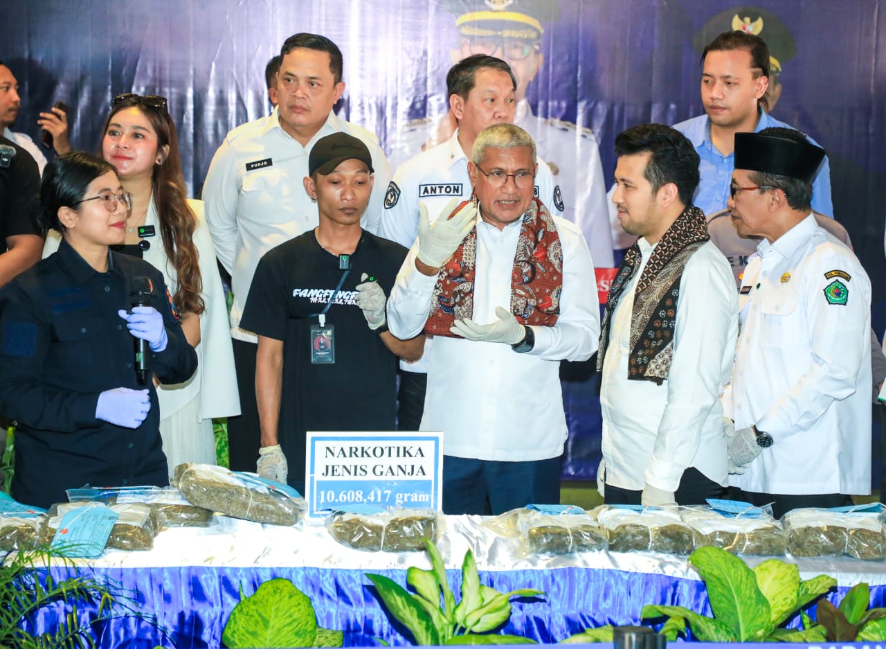 Plt Gubernur Jatim bersama Kepala BNN RI Pimpin Pemusnahan Barang Bukti Narkoba di Pamekasan