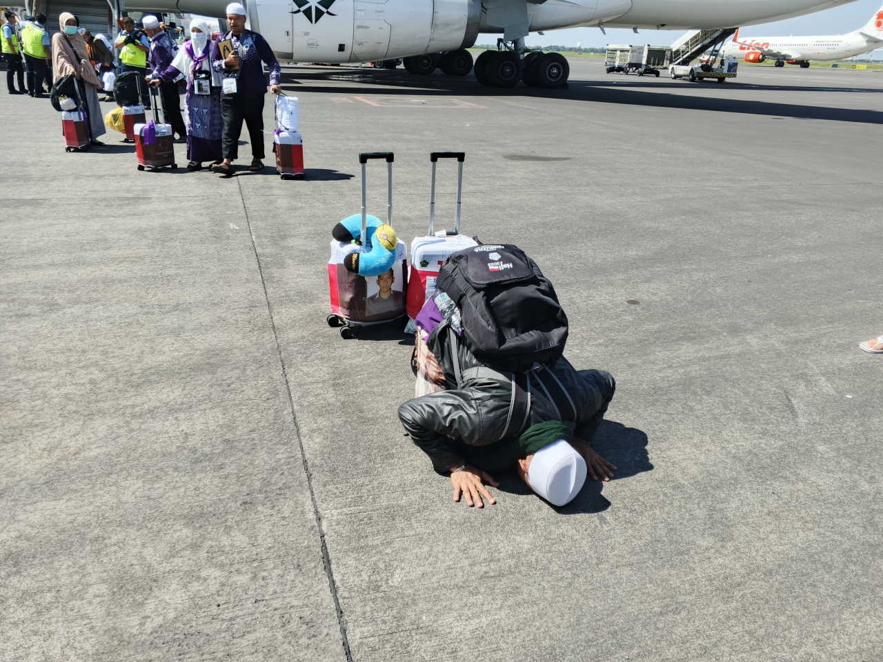 Jemaah Haji Sujud Syukur Begitu Turun dari Pesawat di Bandara Juanda
