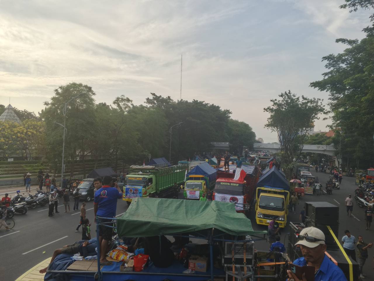 Ratusan Truk Parkir di Depan Kantor Gubernur, Tuntut Kebijakan Masalah ODOL
