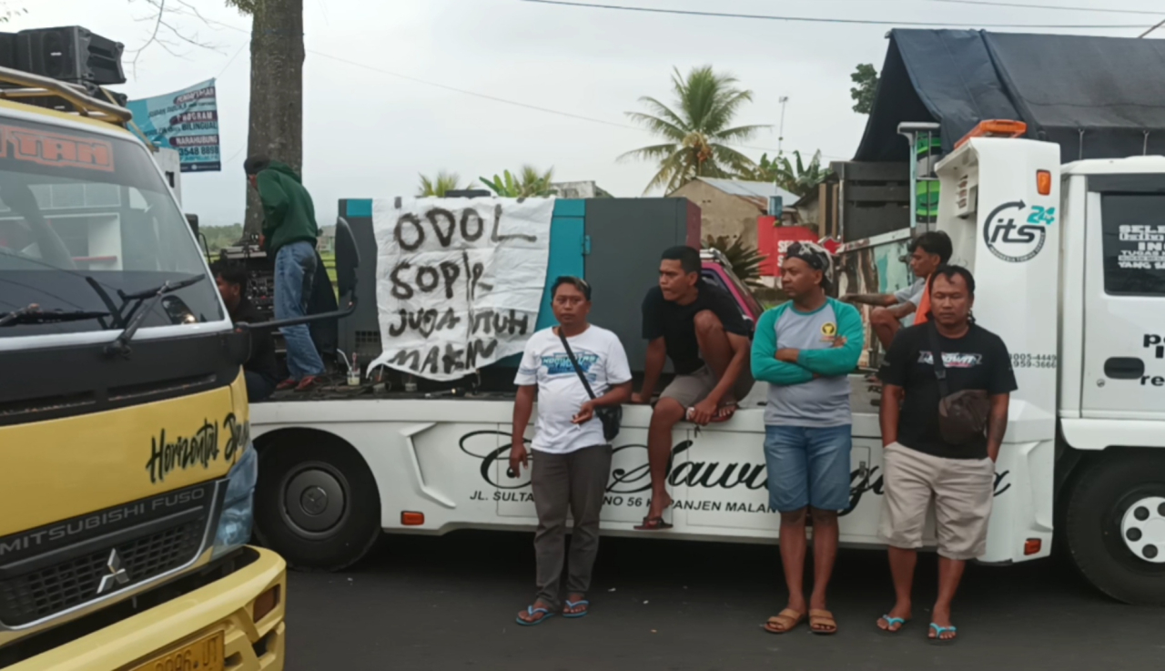 Protes ODOL, Ratusan Sopir Truk Unjuk Rasa Lumpuhkan Jalibar Kepanjen