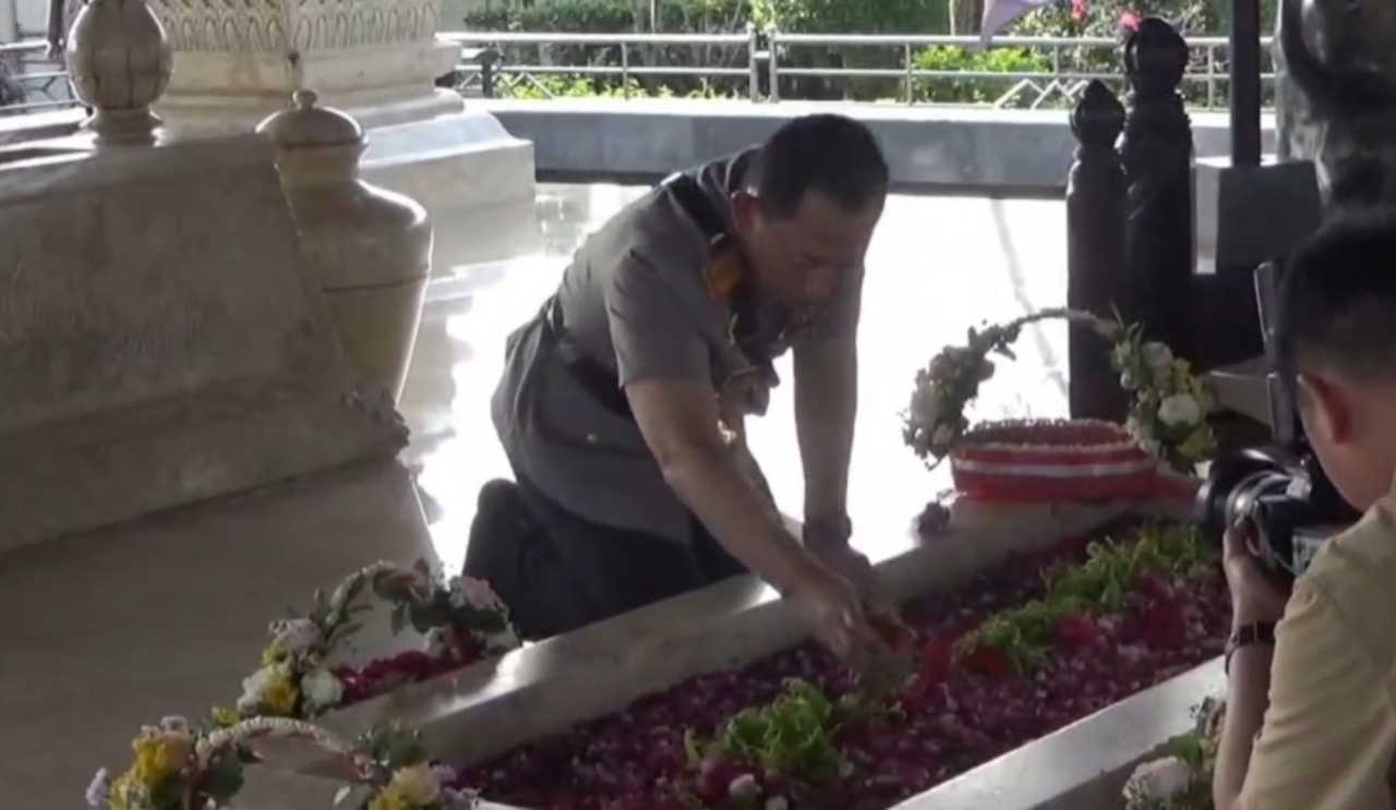 Jelang Hari Bhayangkara ke-79, Kapolri Ziarah ke Makam Bung Karno di Blitar