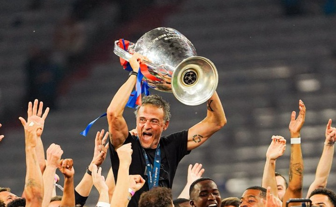 Luis Enrique Kenakan Kaus Khusus untuk "Xana" Saat Perayaan Juara PSG di Liga Champions