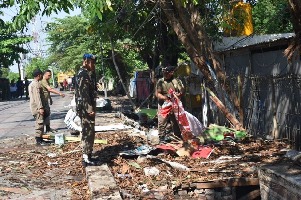 Pemkot Surabaya Normalisasi Saluran Air di Wiyung dan Bongkar 48 Bangunan Liar