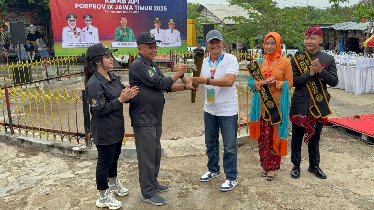 Meriah, Obor Porprov Jatim IX 2025 Dikirab dari Pamekasan
