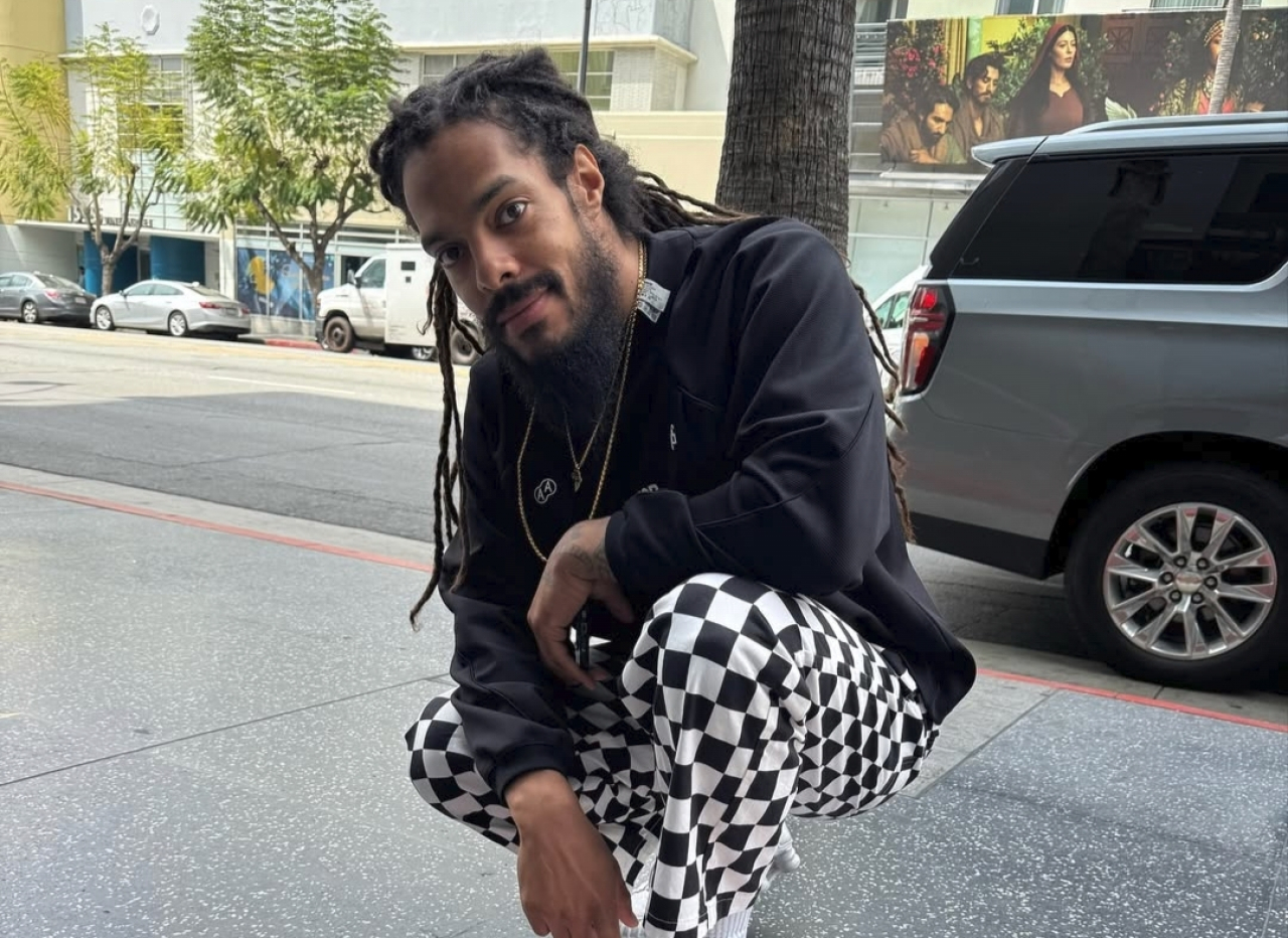 Aksi Panggung Duo Punk-Rap Bob Vylan Bela Palestina