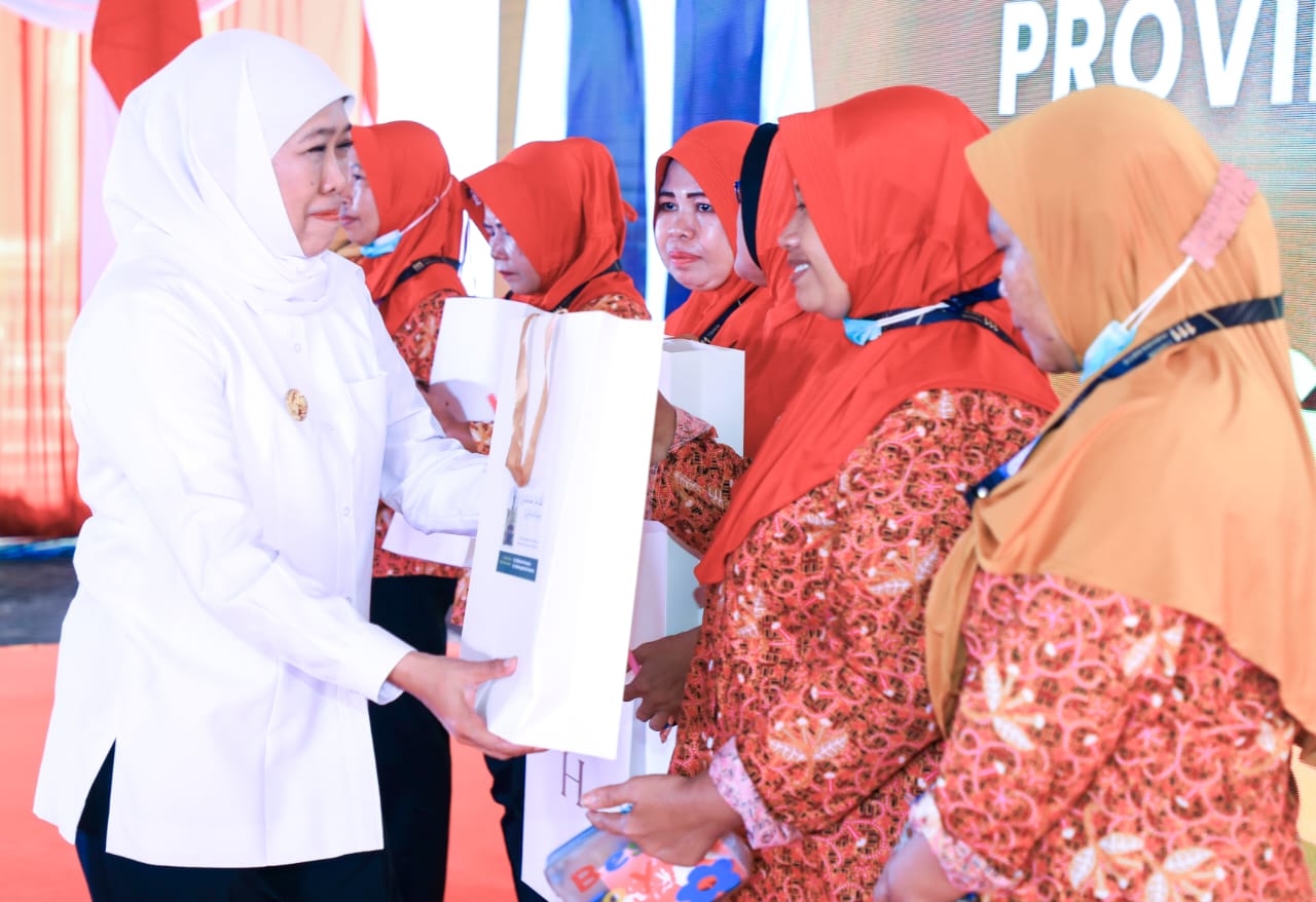 BLT Rp 5,57 Miliar untuk 4.207 Buruh Rokok di Surabaya, Gubernur Khofifah: Sejahterakan Pekerja Industri Hasil Tembakau
