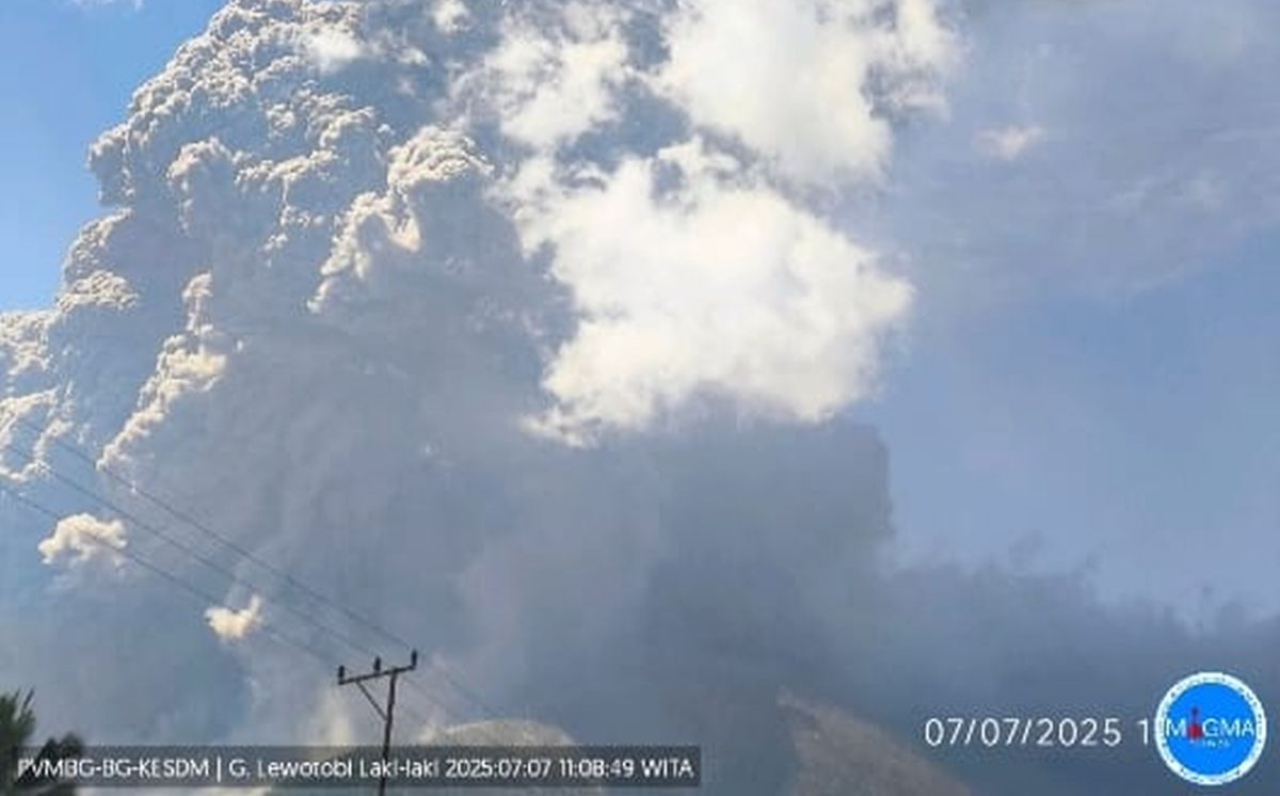 Gunung Lewotobi Laki-laki Meletus, Tinggi Kolom Abu 1800 Meter