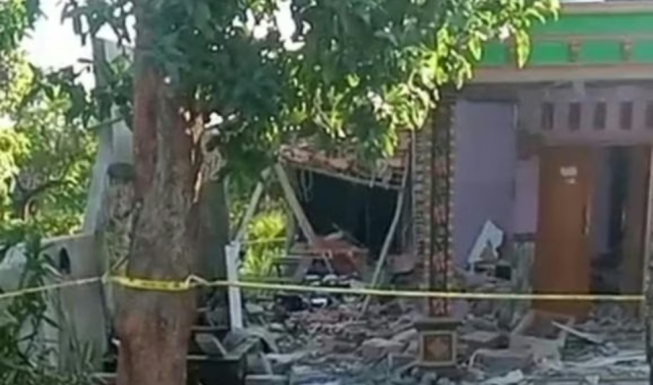 Ledakan Hancurkan Rumah Tukang Servis HP di Desa Sanganom Pasuruan