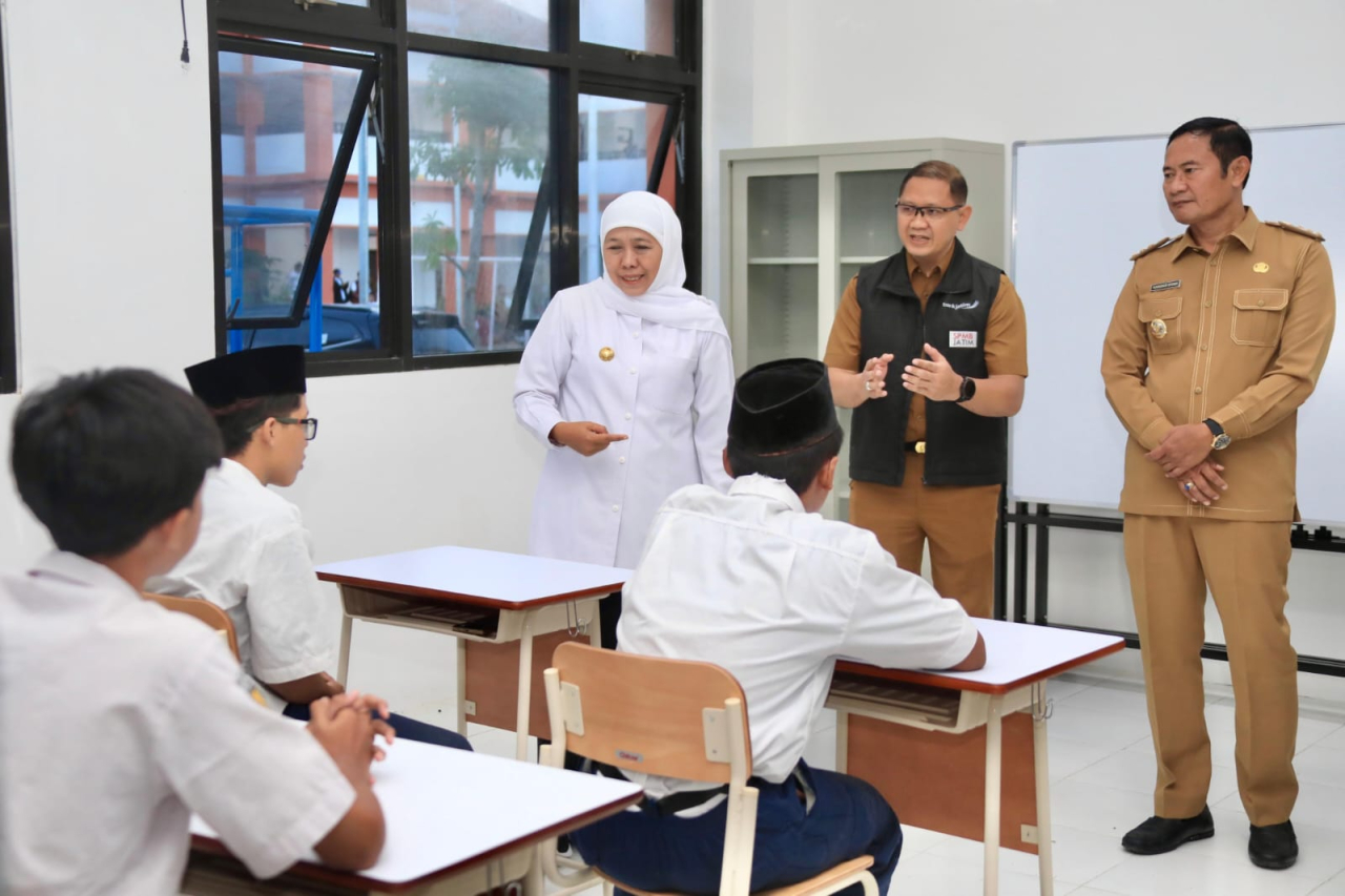 Sepatu Baru Untuk Calon Siswa SMA di Lamongan, Gubernur Khofifah Pastikan Sekolah Rakyat Siap Beroperasi 100 Persen