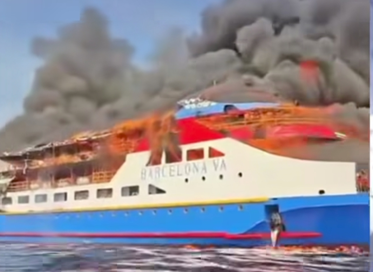 Kapal Terbakar, Penumpang KM Barcelona V Panik Lompat ke Laut