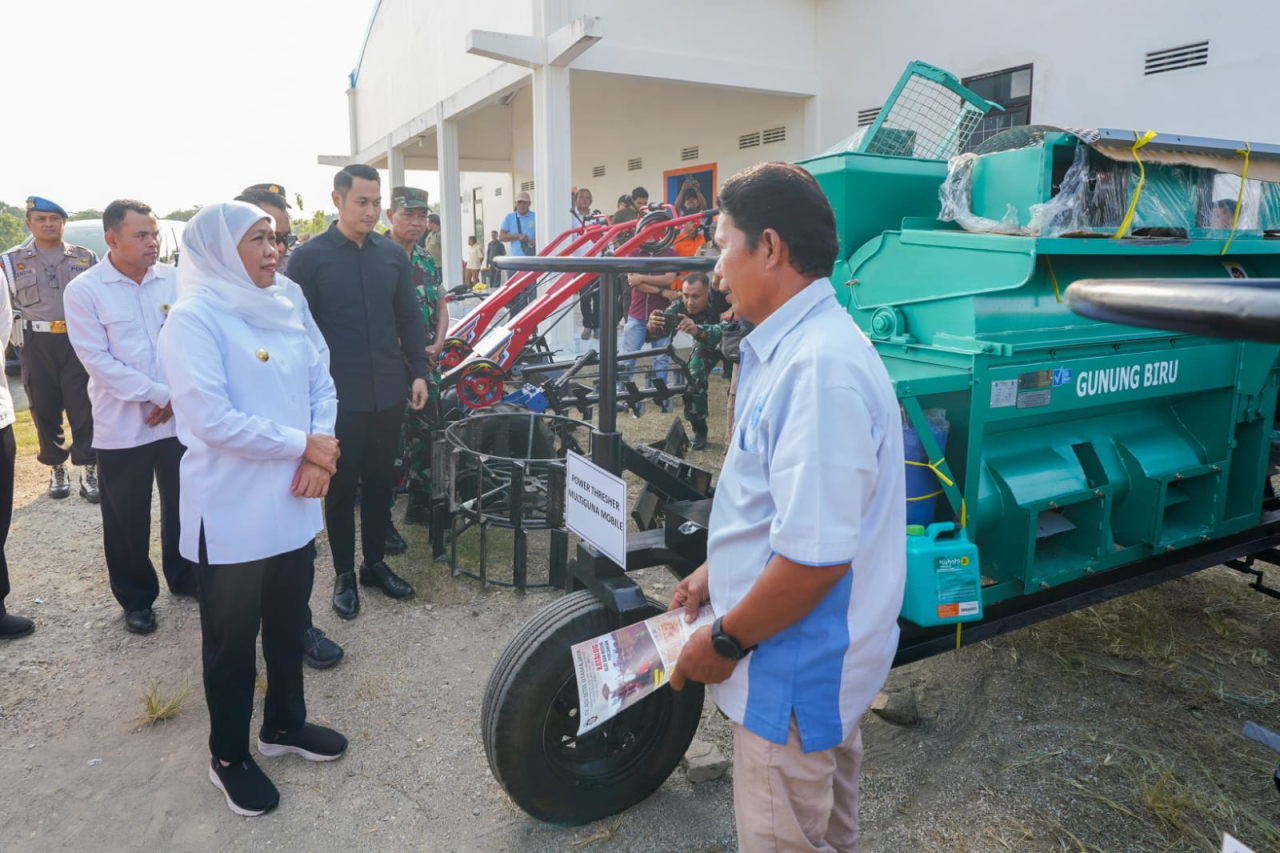 Modernisasi Pertanian Kunci Wujudkan Kedaulatan Pangan, Gubernur Khofifah Serahkan Alsintan ke-15 Gapoktan di Tuban