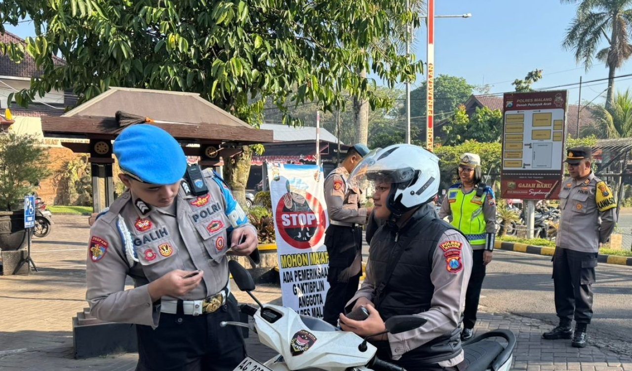 Operasi Patuh Semeru 2025, Polres Malang Periksa SIM dan STNK Ratusan Personel