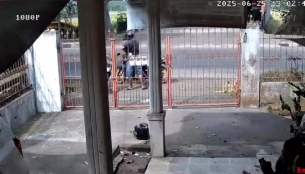 Curi HP di Dasbor Motor, Aksi Pria Ini Terekam CCTV dan Berujung Diciduk Polisi