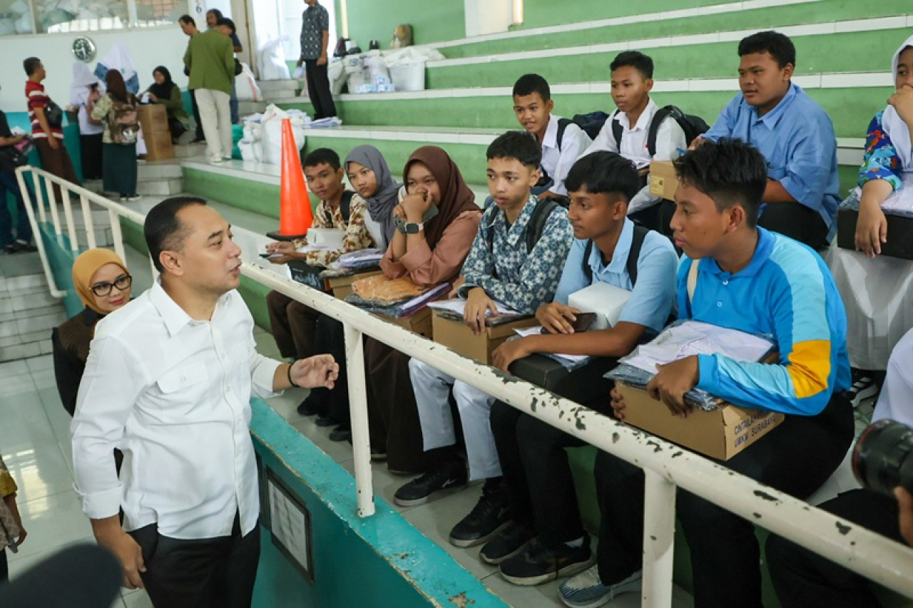 Ribuan Pelajar Gakin di Surabaya Terima Perlengkapan Sekolah Gratis dari Pemkot