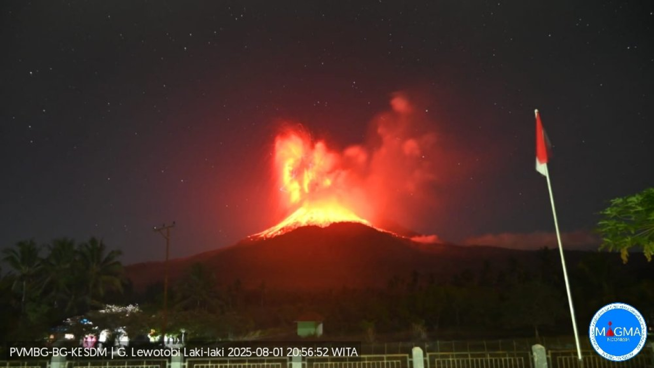 Gunung Lewotobi Laki-laki Erupsi, Bandara di Flores dan Labuhan Bajo Ditutup