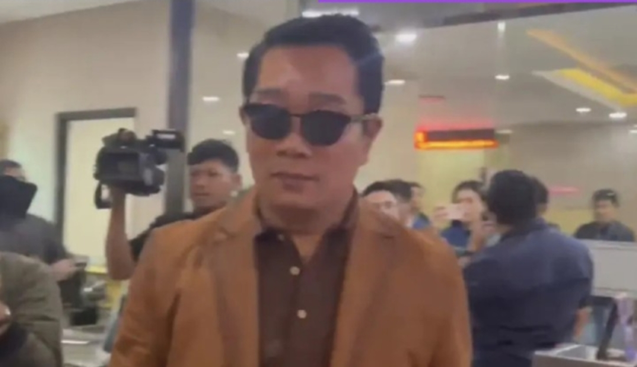 Ridwan Kamil Pakai Jas Cokelat Tua, Lisa Mariana Tampil Serasi dengan Baju Cokelat Muda