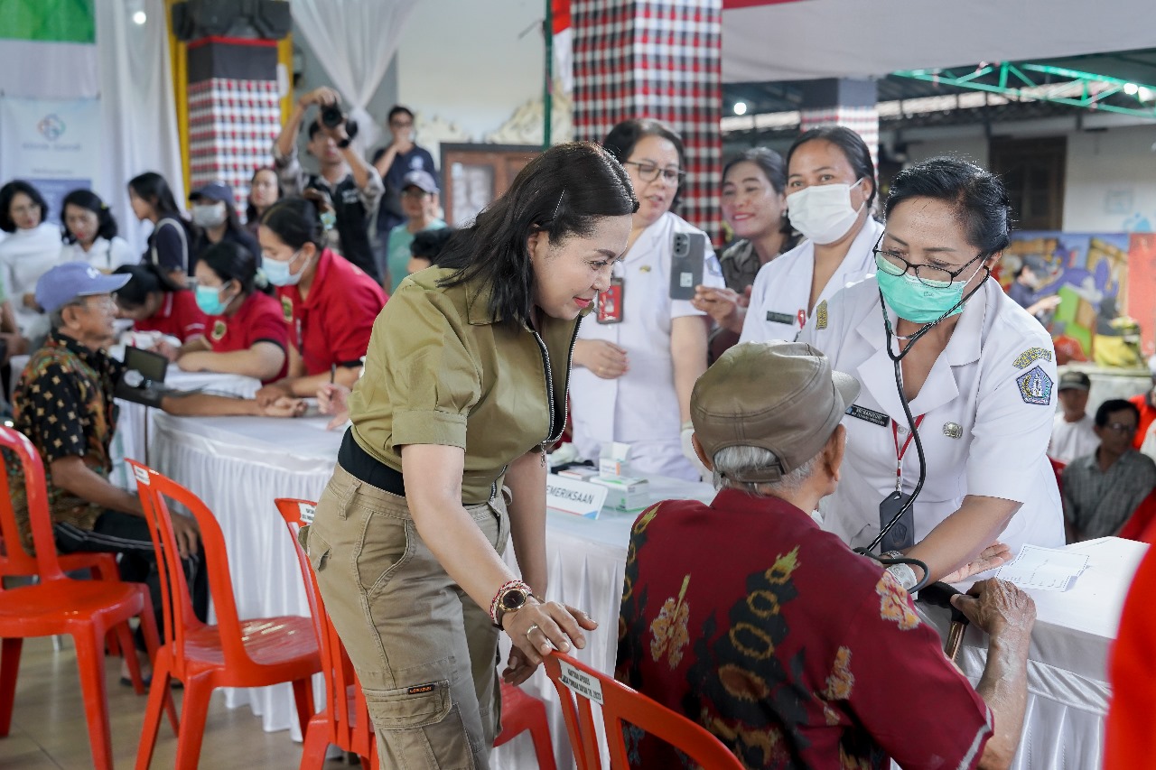 Pemeriksaan Kesehatan Gratis dan Penyerahan Bantuan Sembako K3S Kabupaten Badung