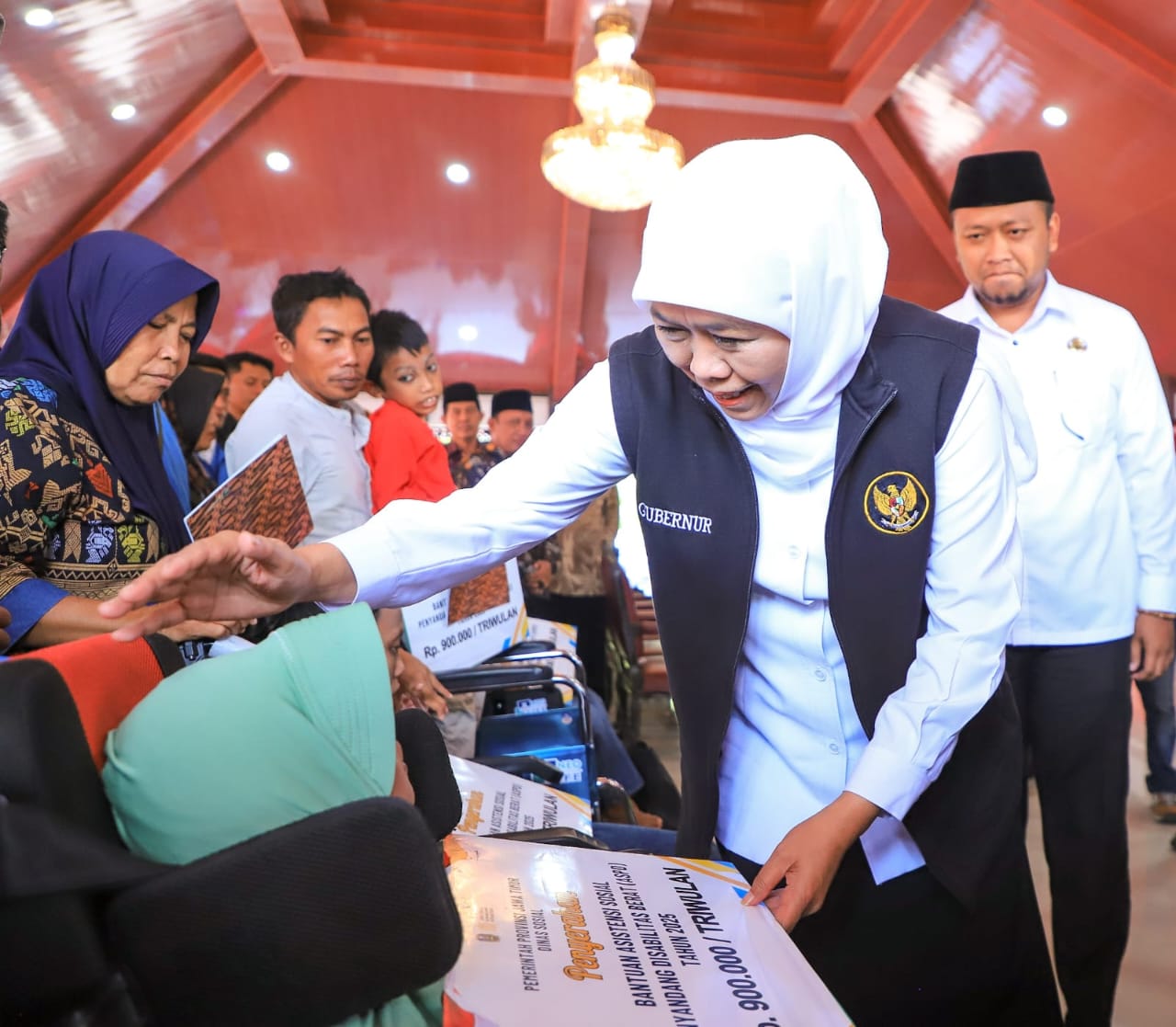 Salurkan Bantuan Rp 12,6 Miliar dan Bendera Merah Putih ke Sampang, Gubernur Khofifah Pastikan Bansos Tak Dipakai Judol