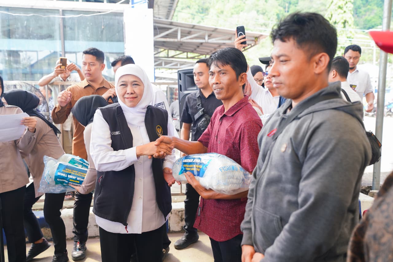 Gubernur Khofifah Serahkan Bantuan Khusus Bagi Nelayan Pacitan, Optimis Tingkatkan Kesejahteraan Nelayan Jatim