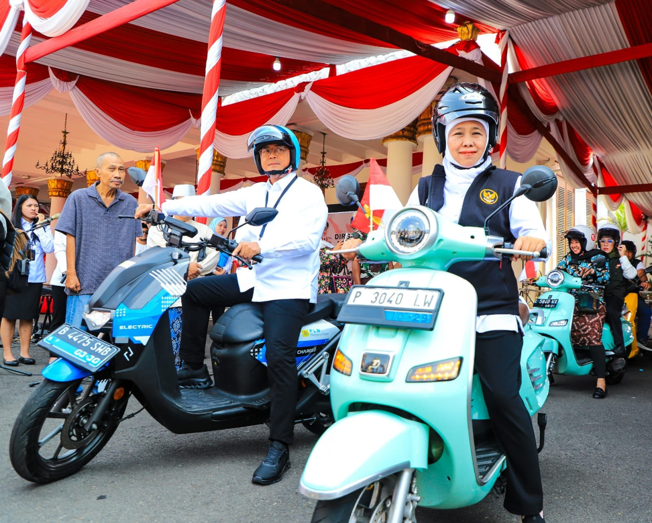 Gubernur Khofifah Naik Motor Listrik Serahkan Tali Asih ke Perintis, Janda Kemerdekaan, dan Keluarga Pahlawan Nasional
