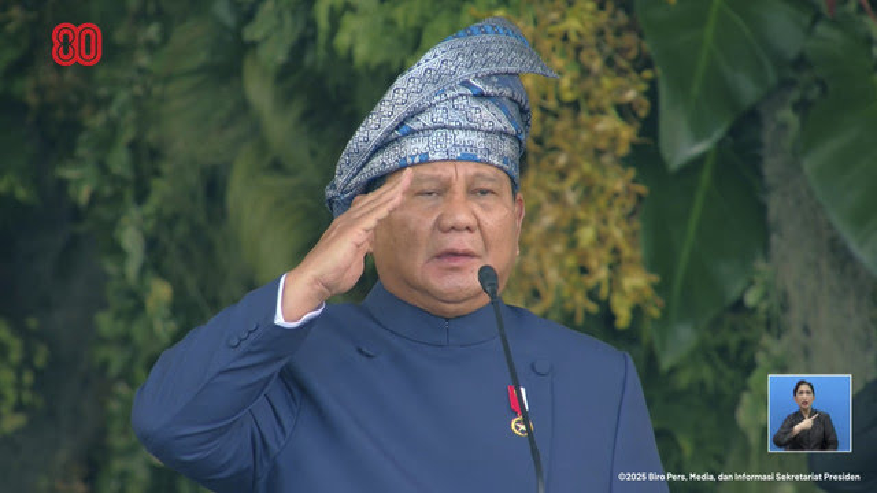 Upacara Penurunan Bendera, Presiden Prabowo Pakai Beskap dan Ikat Kepala Songket Tanjak Melayu