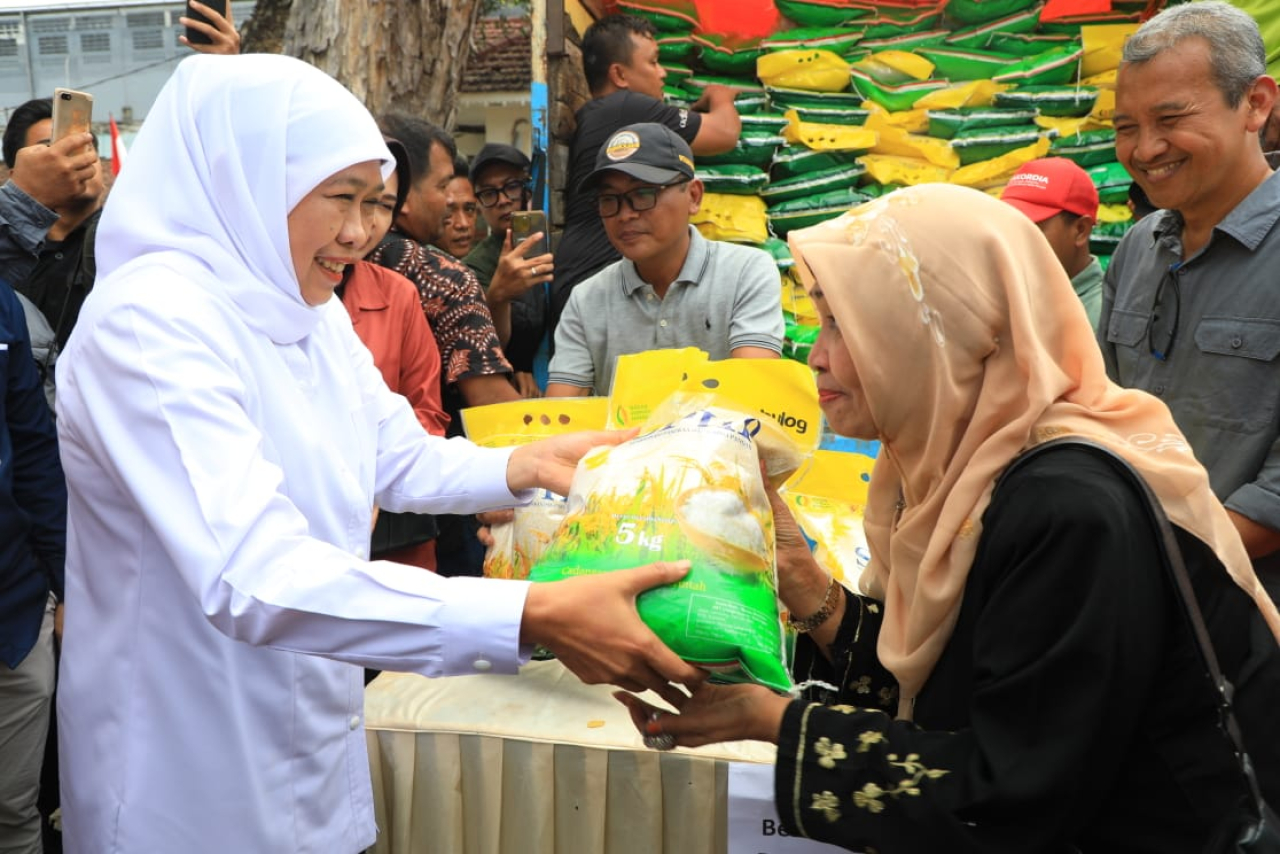 Kendalikan Inflasi dan Perkuat Ketahanan Pangan di Jatim, Gubernur Khofifah Gelar Pasar Murah di Kota Pasuruan