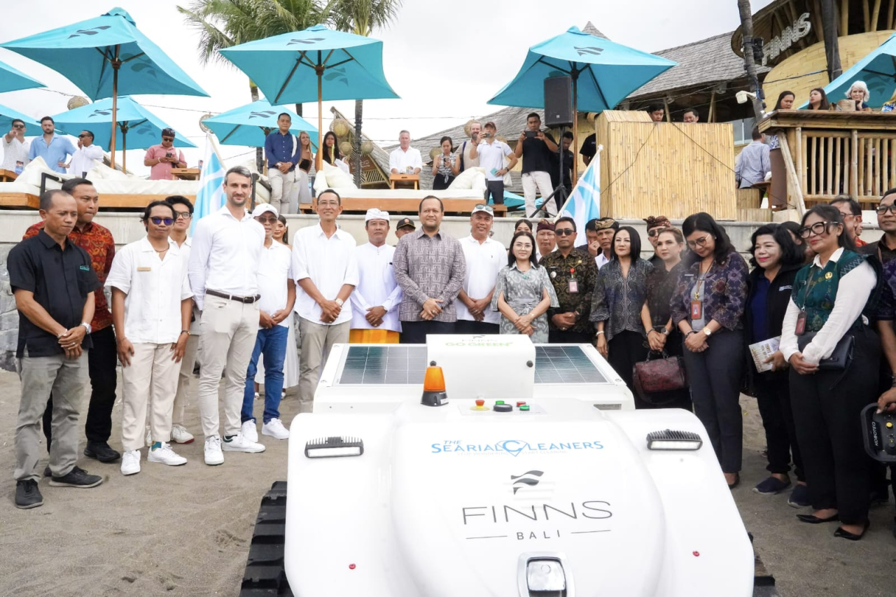 Wabup Badung Bagus Alit Sucipta Resmikan B-Bot Pembersih Pantai