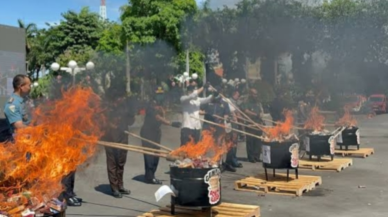 Walikota Surabaya Pimpin Pemusnahan 11.192.740 Batang Rokok Ilegal
