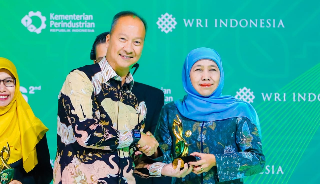 Gubernur Khofifah Terima Penghargaan Menteri Perindustrian RI, Peringkat Pertama Nasional dalam Implementasi Ekonomi