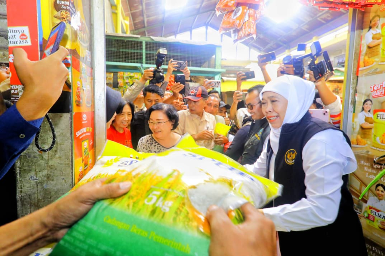 Blusukan ke Pasar Soponyono Surabaya, Gubernur Khofifah Pastikan Ketersediaan dan Harga Beras Medium Terjangkau Warga