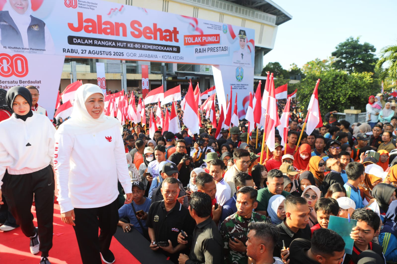 Jalan Sehat Murid dan Guru se-Kediri, Gubernur Khofifah Tegaskan SMA/SMK/SLB Negeri Se-Jatim Bebas Pungli