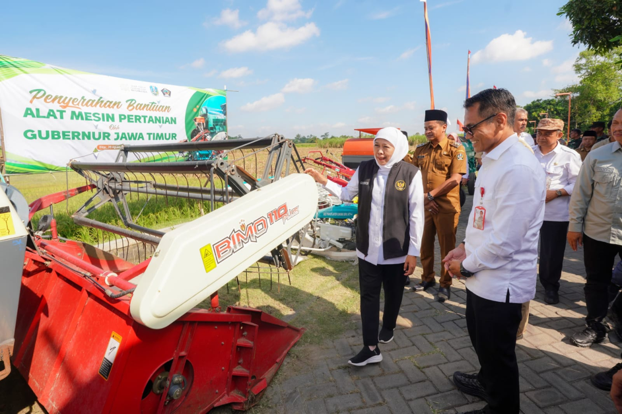 Gubernur Khofifah Serahkan Bantuan 39 Unit Alsintan ke Poktan di Blitar dan Tulungagung, Tingkatkan Nilai Tambah Petani