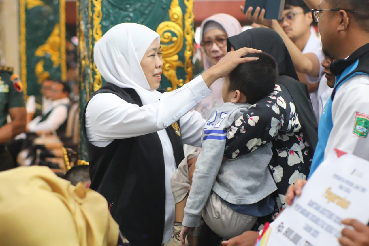 Gubernur Khofifah Salurkan Bansos, Zakat Produktif hingga Alsintan Rp 16,1 Miliar di Kabupaten Malang