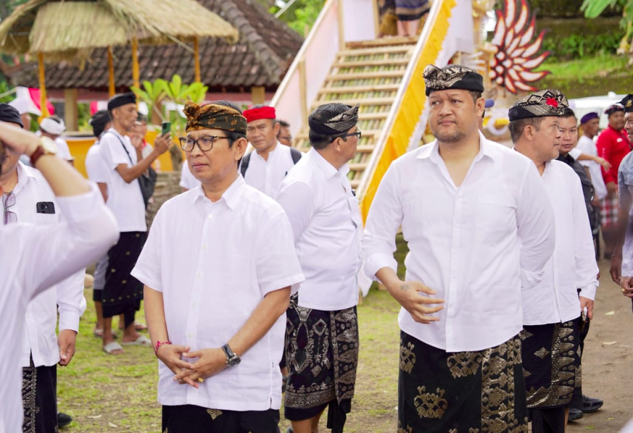 Bupati Adi Arnawa dan Wabup Bagus Alit Sucipta Hadiri Pelebon Ida Pedanda Gede Sadhawa Jelantik Putra