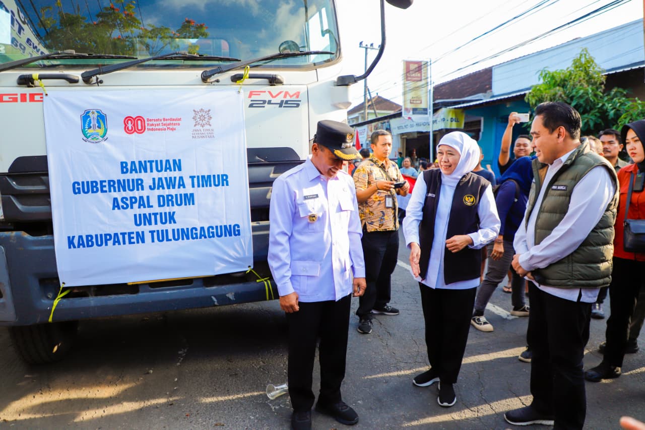 Gerak Cepat Perbaikan Jalan Tulungagung, Gubernur Khofifah Gelontorkan 300 Drum Aspal Lewat Sharing System