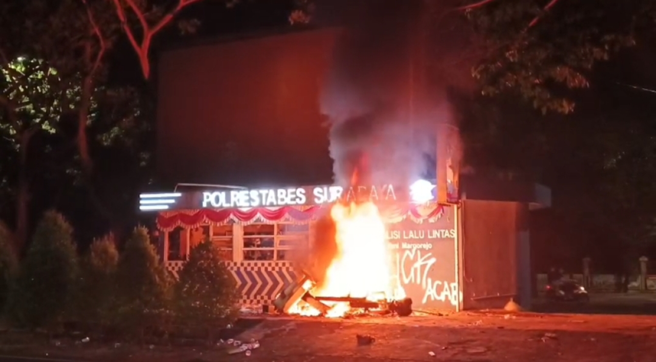 Potret Pos Polisi di Jalan Margorejo dan KBS Surabaya Dibakar Massa