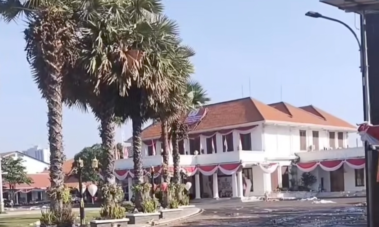 Potret Gedung Grahadi Surabaya Usai Demo dan Berserakan Bangkai Motor Dibakar